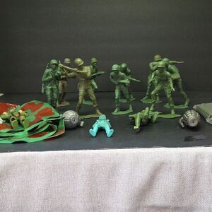 Lot of 10 Large Vintage Jumbo Army Men Green Plastic Soldiers 5" inch Figures